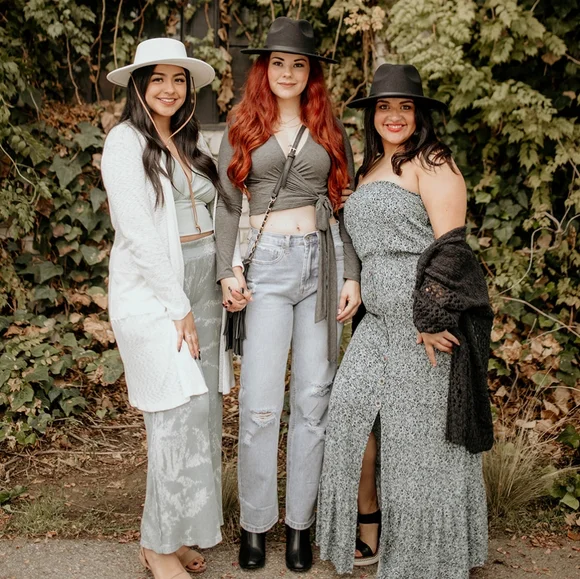 Wishlist Distressed Mom Jeans Size Large - Picture 2 of 3